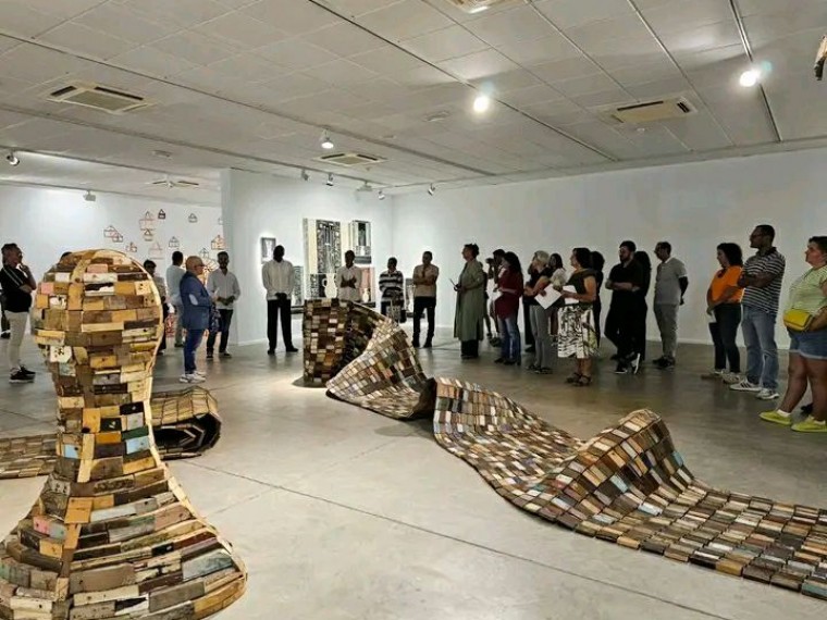 Expo La oscuridad fue el principio